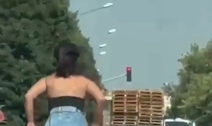 Salihli'de açılır tavandan çıkan kadın ile sürücü hayasızca hareketler nedeniyle gözaltına alındı