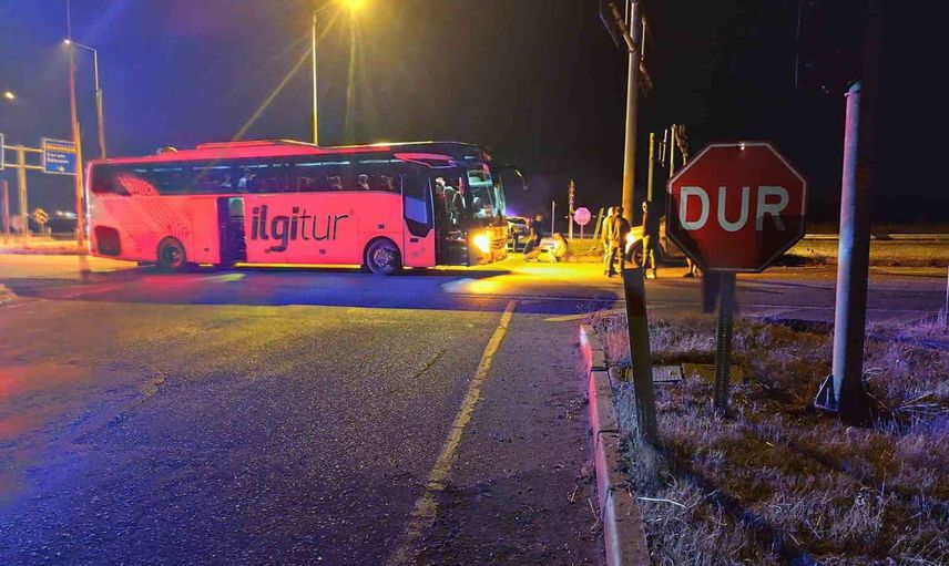 Çorum'da gece yarısı kavşakta çarpışma: cipteki iki kişi ağır yaralandı