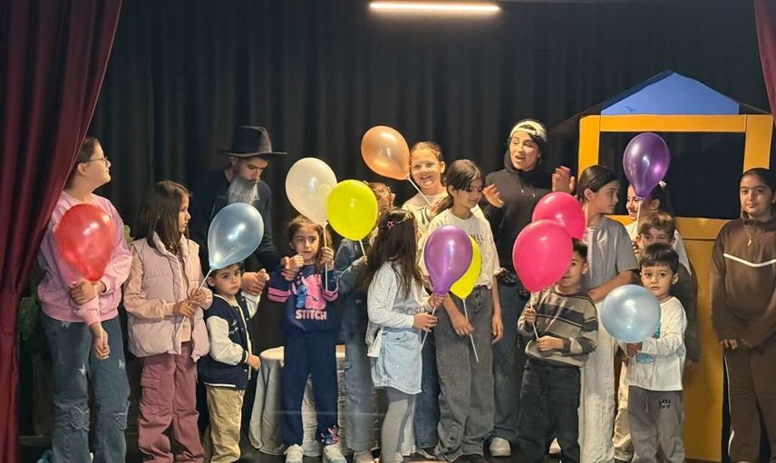 Koruma altındaki çocuklara tiyatro ve sihirle umut taşıyan gönüllüler