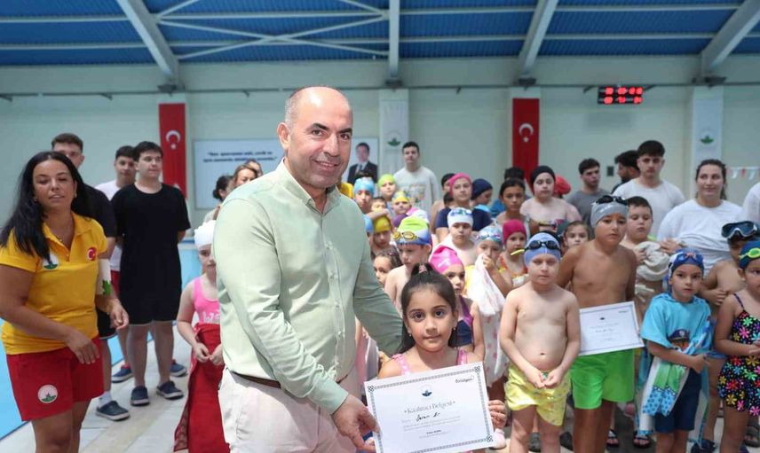 Geleceğin yüzücüleri Demirtaş'ta sertifikalarını aldı