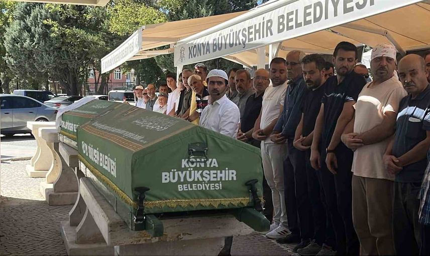 Çumra'da kamyonetle çarpışan otomobildeki yaşlı çift dualarla uğurlandı