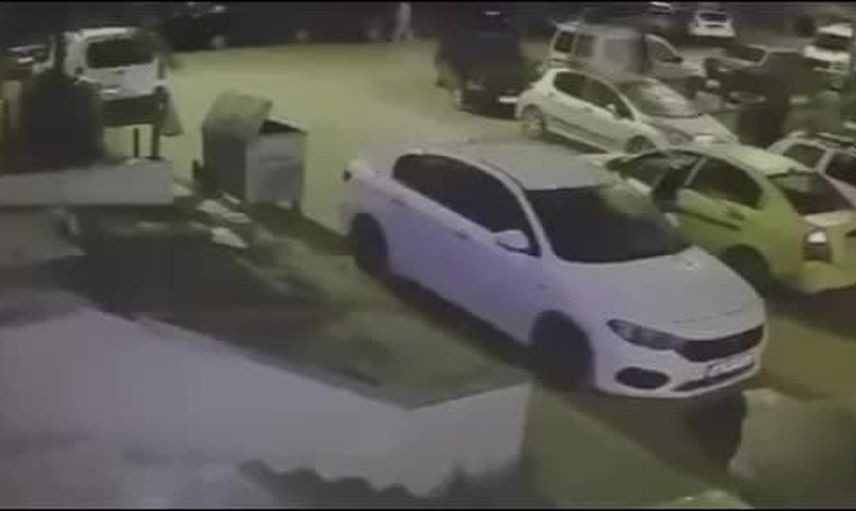 Taksi yolculuğu sonrası arkadan vuruldu: güvenlik kamerası kaydetti