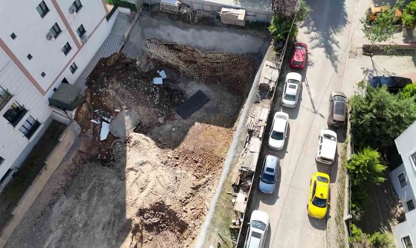 Çekmeköy'de toprak kayması riski: istinat duvarının çöküşü sonrası 32 kişi tahliye edildi