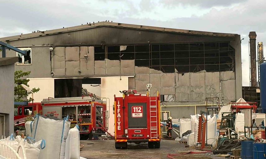 Elazığ OSB'de Megaboard yangını 3,5 saatte kontrol altına alındı