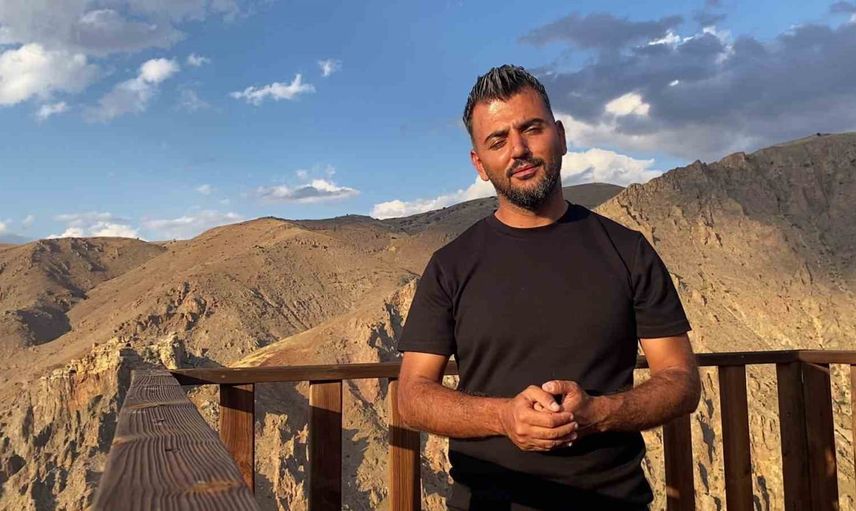 Dağ keçileri Divriği cam seyir terasında manzaraya ortak oldu