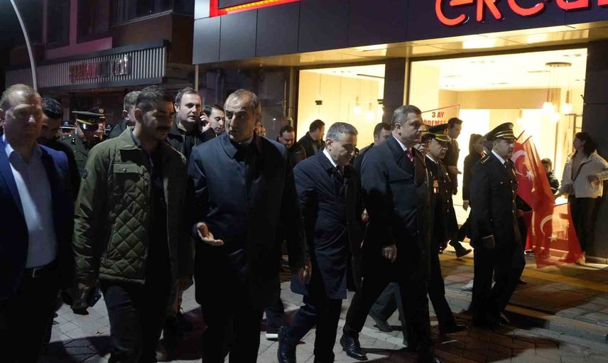 Gümüşhane'de Cumhuriyet'in 103. yılı korteji 103 metrelik bayrakla sokaklara taştı