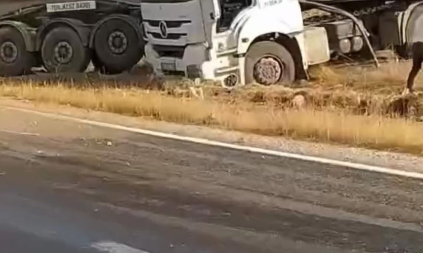 Yola savrulan çakıllar kontrolü bozdu: Kurtalan'da tır kaza yaptı