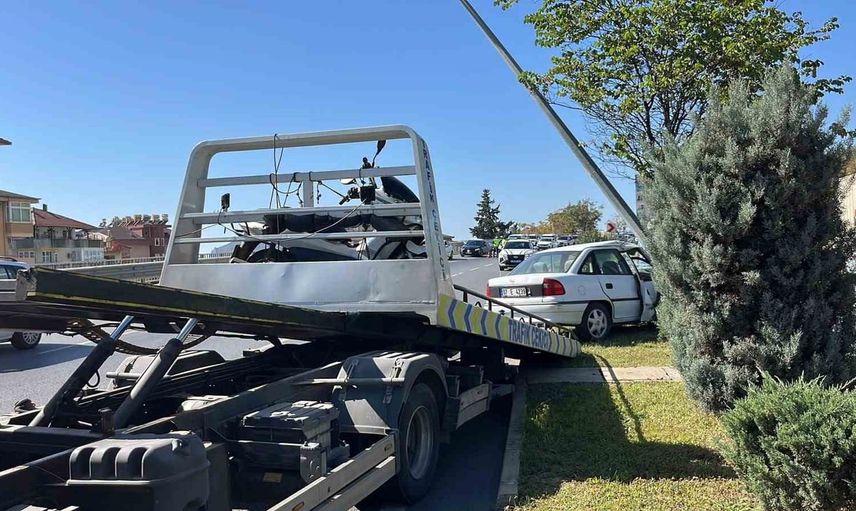 Alanya'da tek şeride düşen trafik: refüjdeki aydınlatma direğine çarpan araçta bir kişi yaralandı