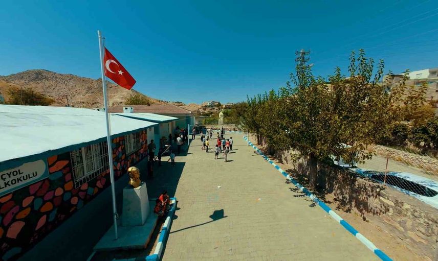 Üçyol ilkokulu yenilendi: köy çocuklarına bir çanta iyilik desteği
