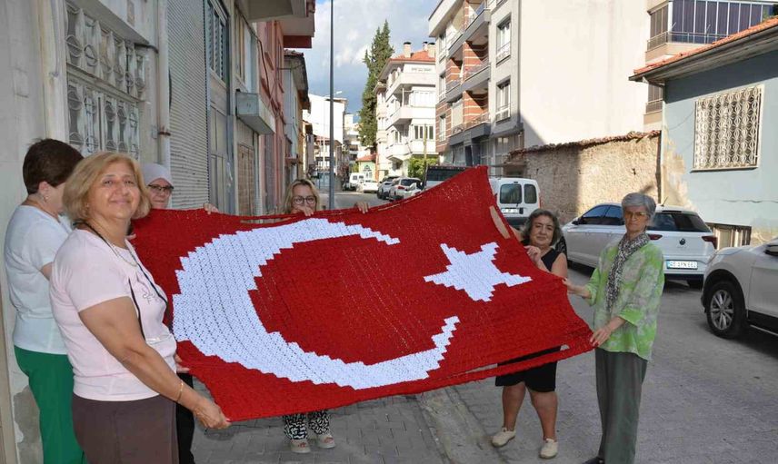 Demirci'de kadınlar 30 ağustos için ilmek ilmek dev bayrak ördü