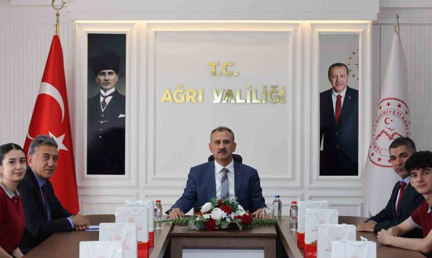 Vali Önder Bozkurt gençlerin eğitim hedeflerini dinledi