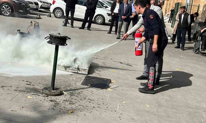 Valilikte personel için kapsamlı yangın eğitimi ve tatbikatı