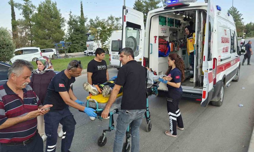 Adıyaman üniversite kavşağında kontrolü kaybeden motosiklet devrildi
