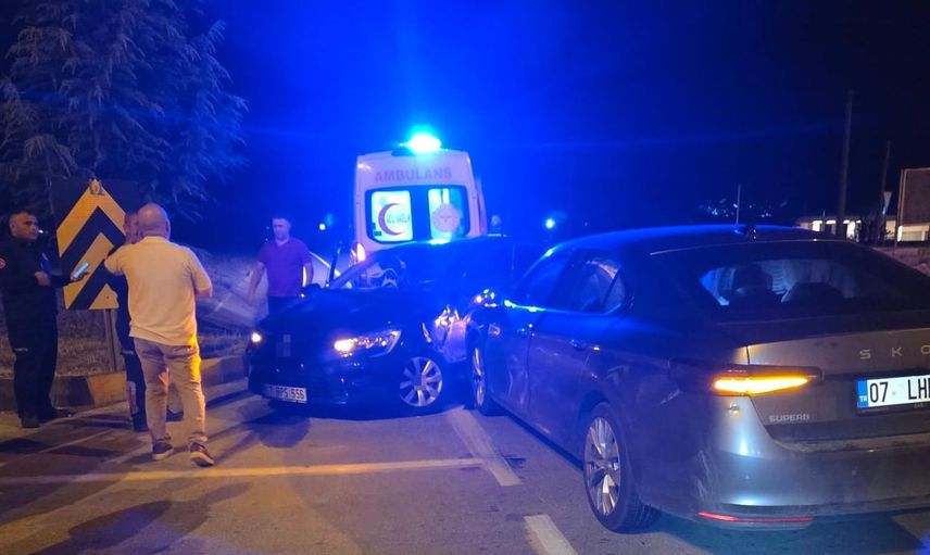 Akseki kavşağında iki araç çarpıştı: 2'si Norveç vatandaşı 3 kişi hafif yaralandı