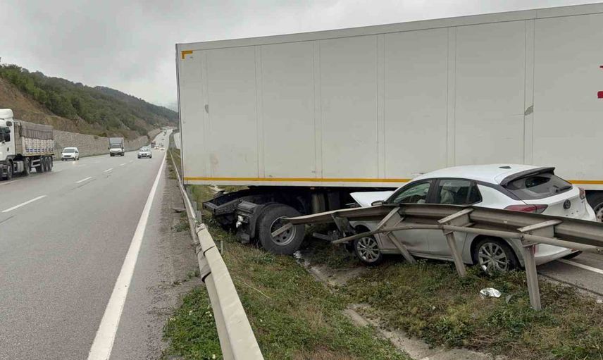 kavak'ta tırın makaslaması otomobili dorsesine çarptı, iki sürücü yaralandı