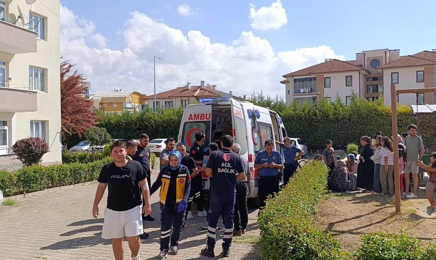 Mutfakta başlayan ankastre yangını apartmanı alarma geçirdi: 4 kişi dumandan etkilendi