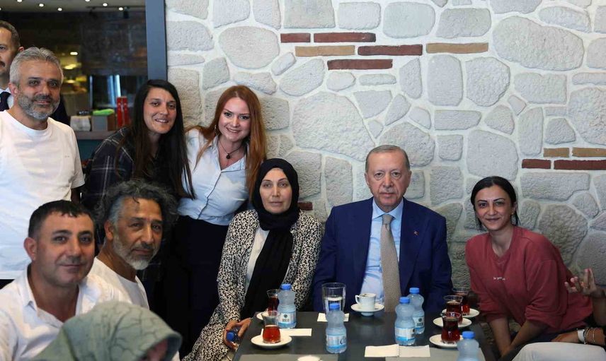 Erdoğan Çengelköy'de esnafa dokundu, çocuklara oyuncak dağıttı