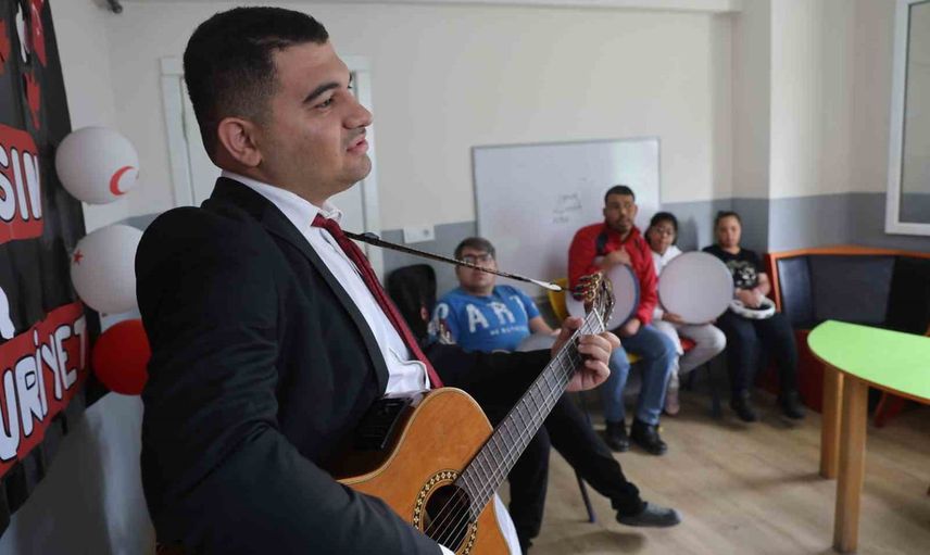 Oyuncak gitardan konservatuvara: otizmli Ertuğrul’un müzikle yükselişi