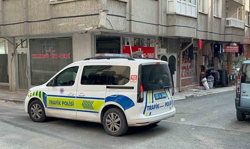 Taksiyle minibüs çarpıştı, araç terzi dükkanına girdi: bir kişi yaralandı