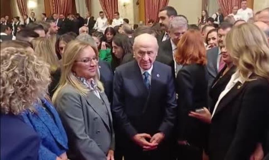 Resepsiyonun dikkat çeken anı: gazilerden Bahçeli'ye atkı