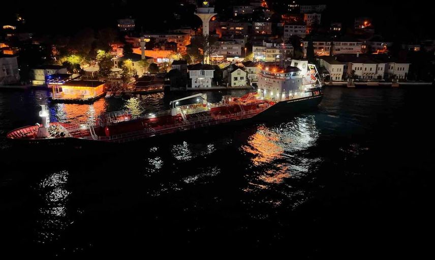 Kanlıca önlerinde kıyıya metreler kala duran kimyasal tanker tehlikeyi önledi