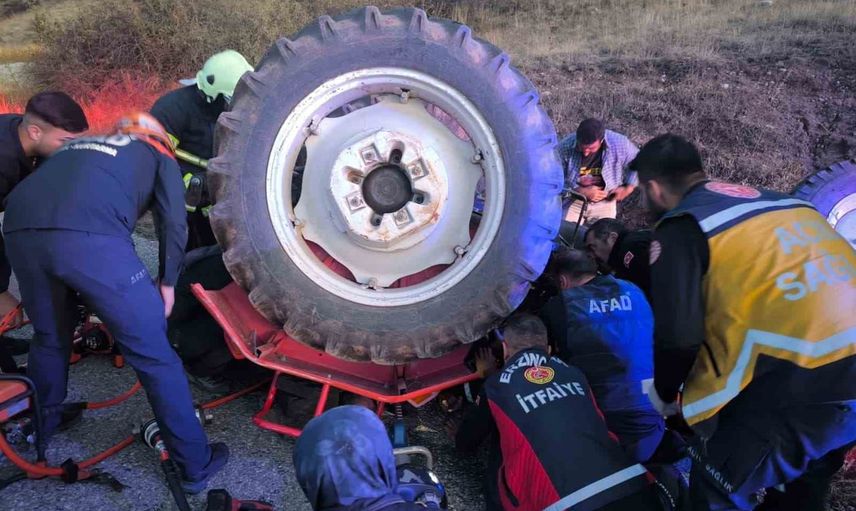 Kemah'da devrilen traktörün altında kalan sürücü kurtarıldı