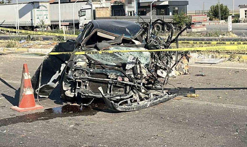 Eşmekaya'da sabah kaza: direğe çarpan otomobil takla attı, iki kişi hayatını kaybetti
