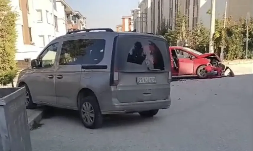Tepebaşı'nda çarpışma: otomobilin önü parçalandı, kaza maddi hasarla sonlandı