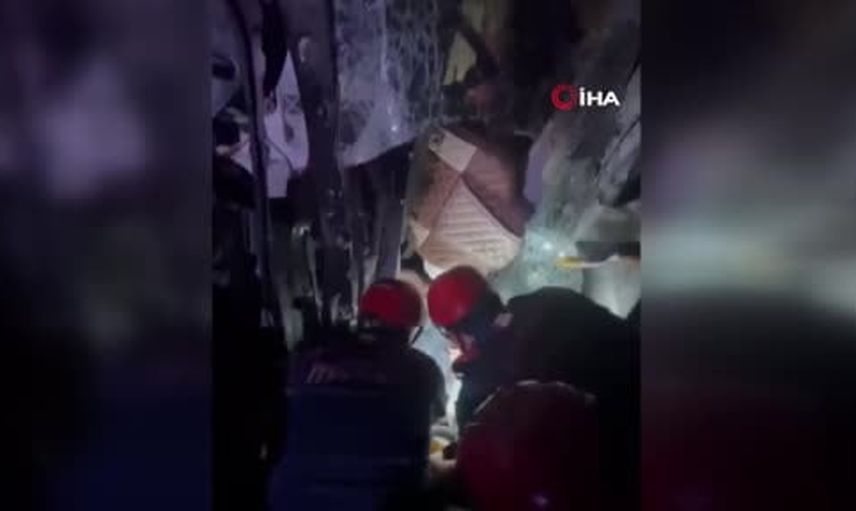 TAG otoyolunda devrilen çekici sürücüyü sıkıştırdı, yaralı kurtarıldı