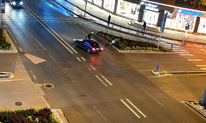 Düzce'de camdan içeri giren motosiklet sürücüsünün kaza anı görüntülendi