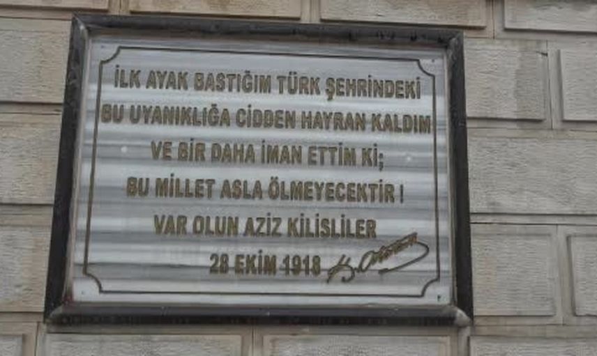 Yağmur altında askerleri örnekleyen çocukların saygı duruşu kalpleri ısıttı