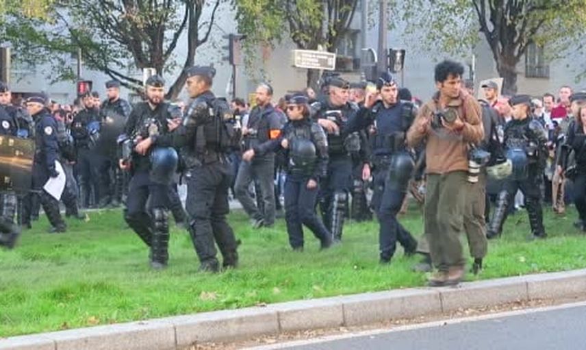 Paris'te büyük yürüyüş yoğun güvenlik altında olaysız sona erdi