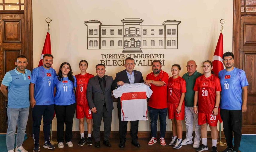 Bilecik'te kamp yapan işitme engelliler genç kız futsal takımı valiyle buluştu