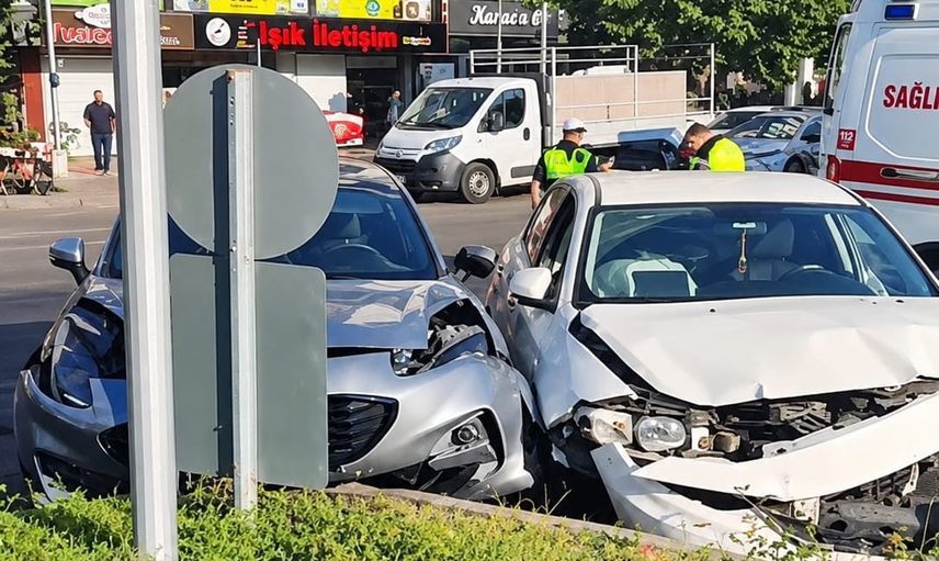Batman'da Dörtyol kavşağında araç çarpışması: 1 kişi hastaneye sevk edildi