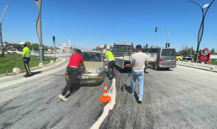 Yola dökülen yağ kavşağı tehlikeye çevirdi: otomobil beton dubaya çarptı