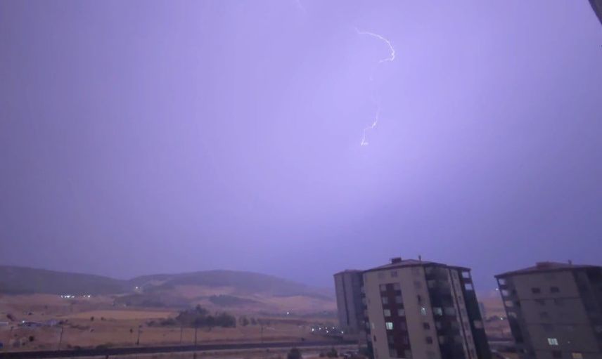 Gaziantep'te geceyi aydınlatan şimşekler kısa sürede sağanağa dönüştü