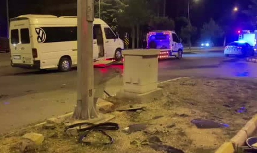 Sanayi Mahallesi'nde kavşakta çarpışma: otomobildeki dört kişi yaralandı