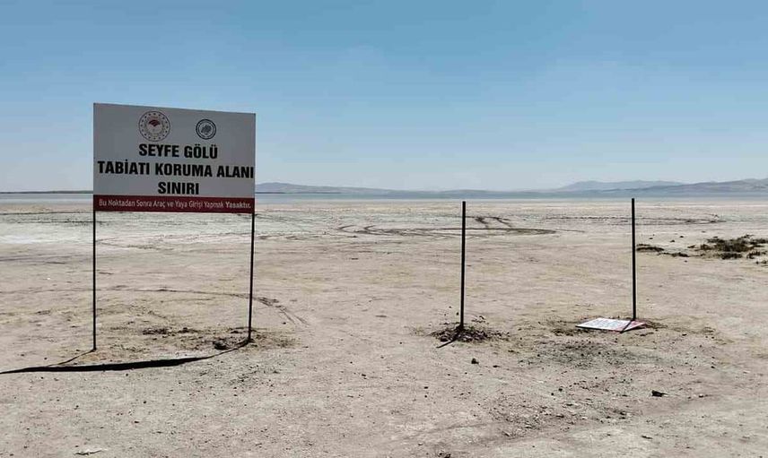 Seyfe Gölü'nde bilgi panoları hedefte: yenilenen tabelaların bazıları yeniden tahrip edildi