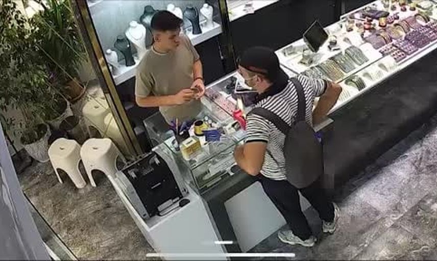Kuyumcuda çırak kaçan hırsızı kovalayıp yakaladı