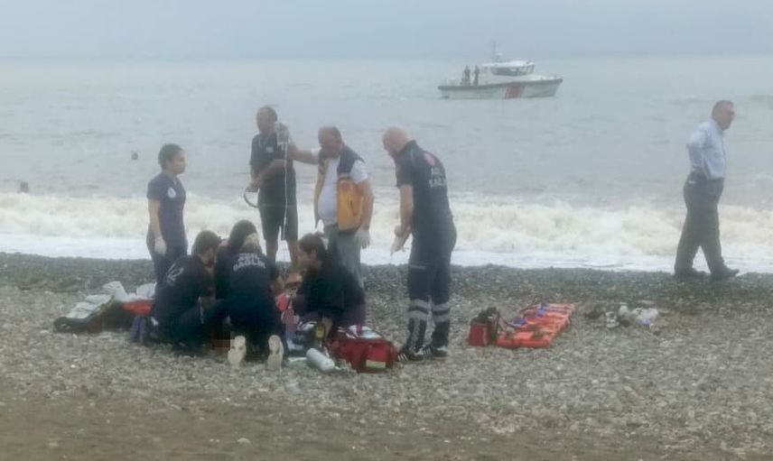 Çayeli sahilinde dalgalara kapılan iki kardeşten biri yaşamını yitirdi