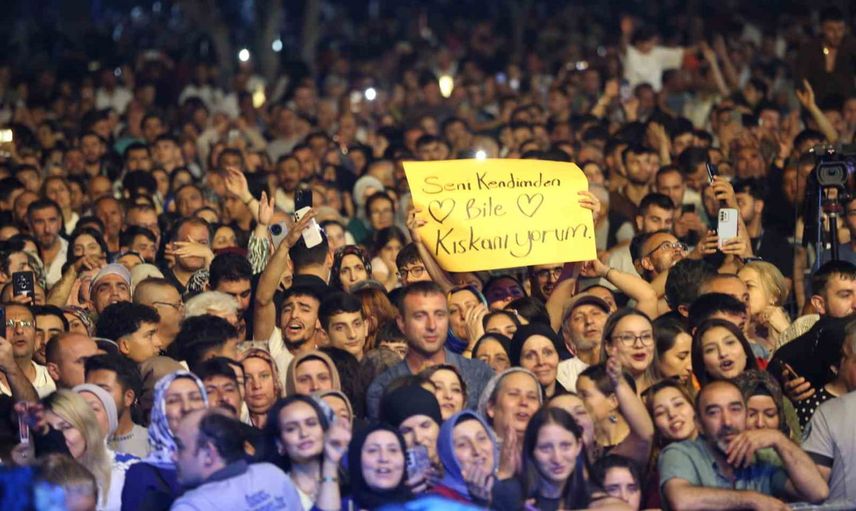 Hakkı Bulut Fuar38'de Kayserililere nostaljik bir gece yaşattı