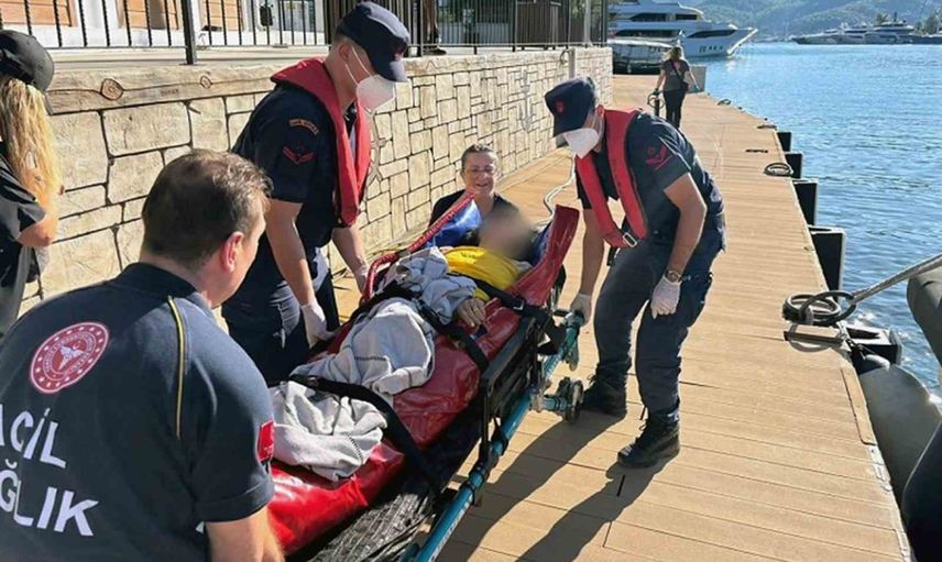 Fethiye açıklarında rahatsızlanan iki yolcu sahil güvenlik tarafından tahliye edildi