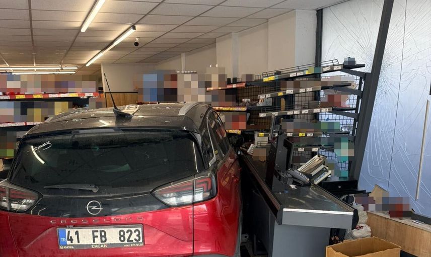 Kontrolü kaybeden otomobil markete girdi, yaralanan yok