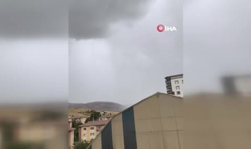 Kurtalan'da tarlayı aydınlatan yıldırım cep kamerasına yansıdı