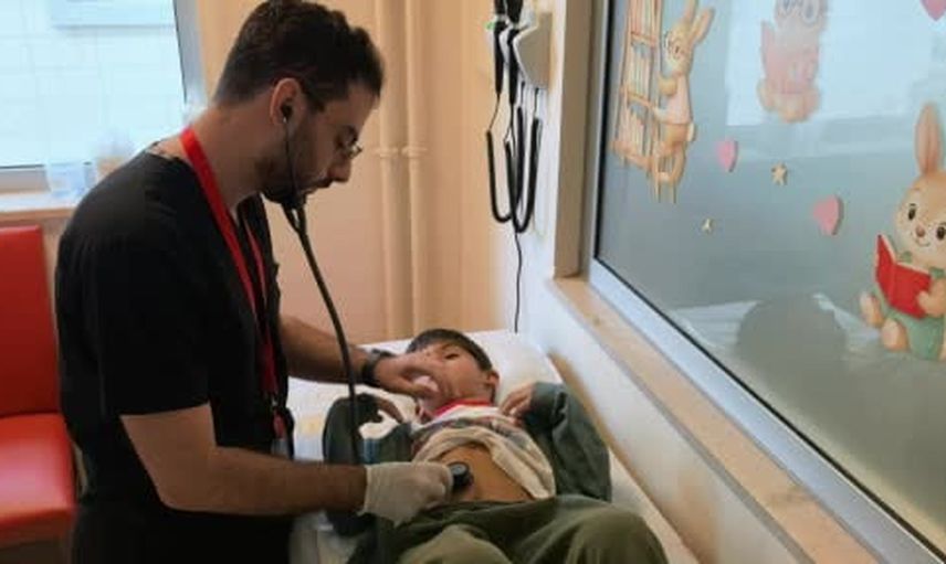 Koridorlarda büyüyen iki genç doktor doğdukları hastaneye döndü