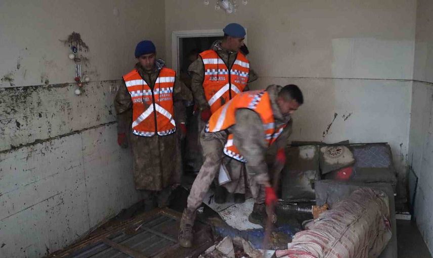 Ayazağa'da jandarma komandoları sel izlerini gece boyunca temizliyor