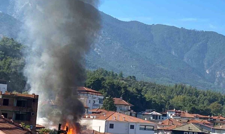 Pamukkale Tekkeköy'de çıkan yangın müstakil evi kullanılamaz hale getirdi
