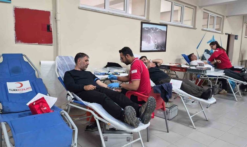 Sarıkamış gençlerinden Kızılay’a yaşam için kan bağışı