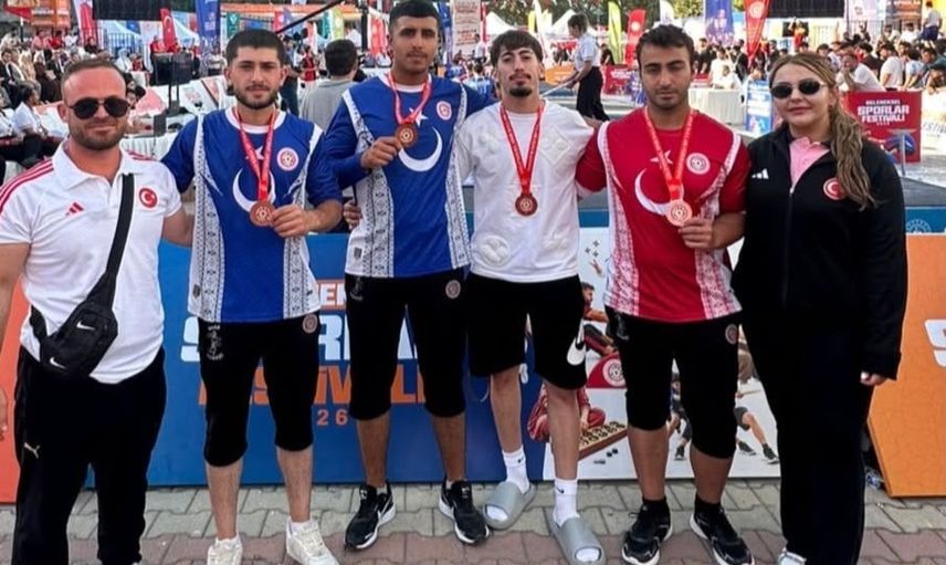 Genç Elazığlı güreşçiler Sultangazi’de kürsüye çıktı