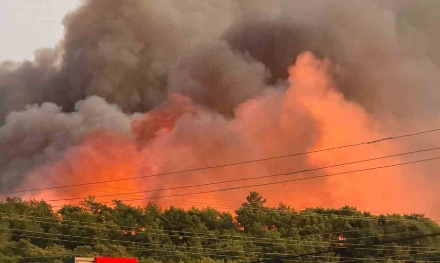 Fethiye'de alevler şehir merkezine doğru ilerliyor